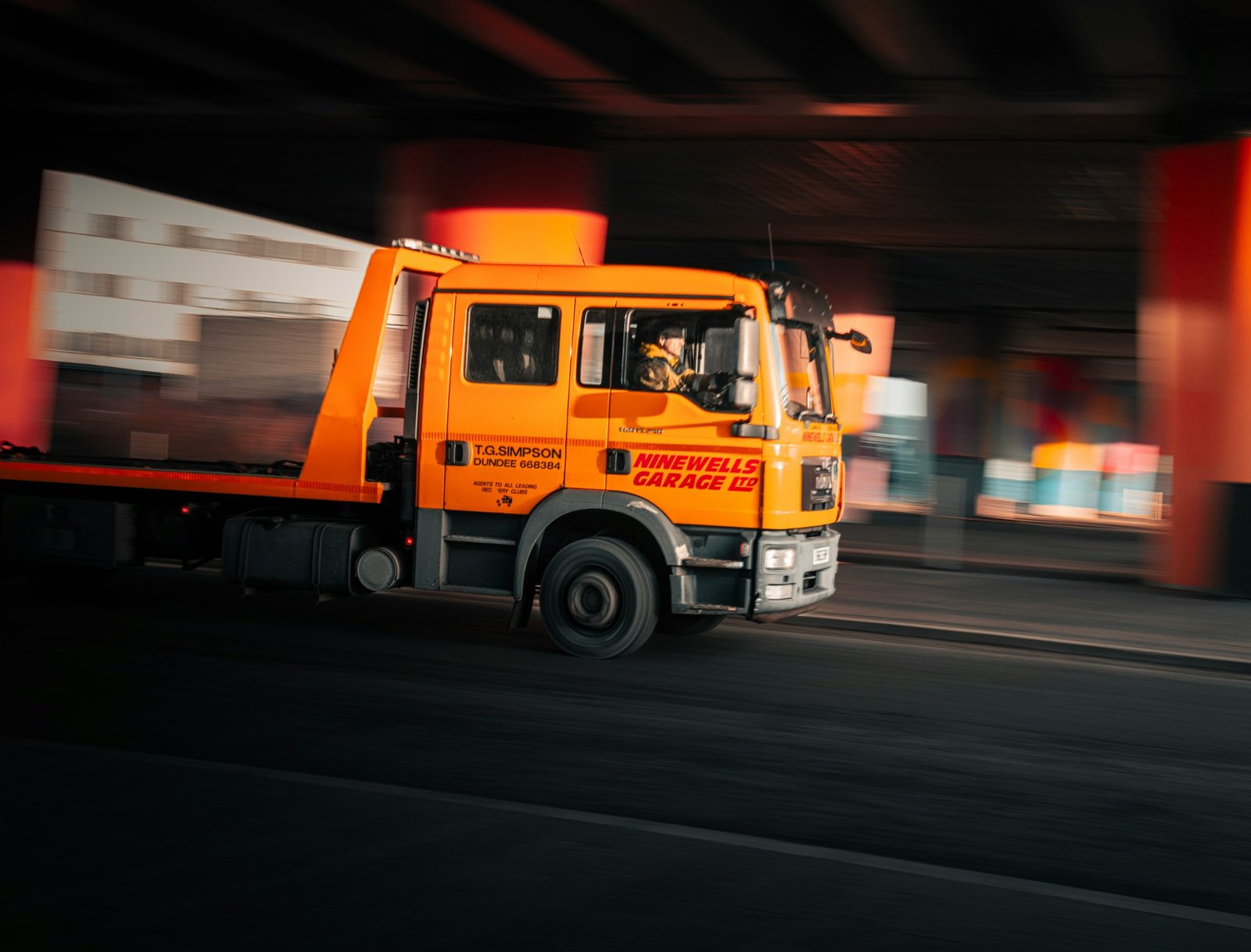 Heavy-duty recovery truck